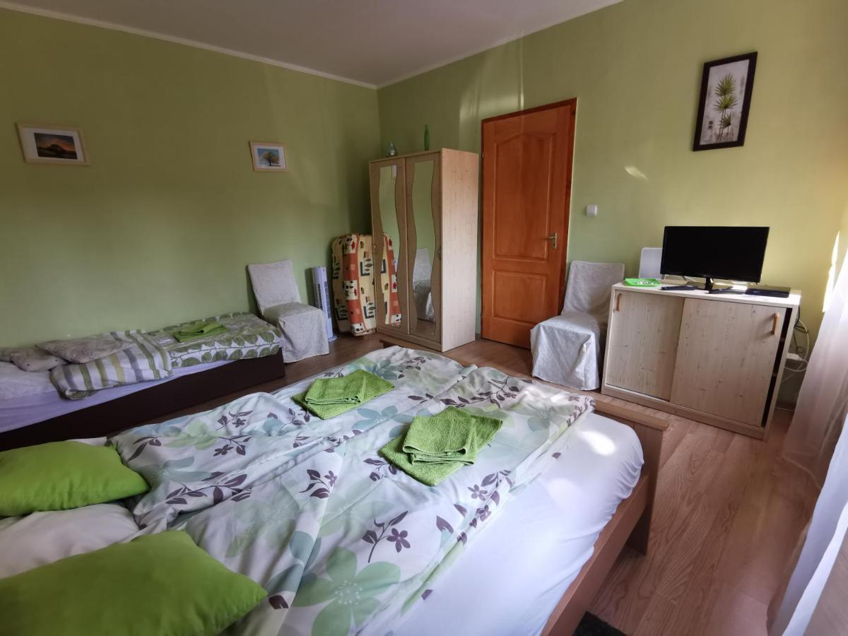 Kis Rigo Vendeghaz Hotel Salgotarjan Exterior photo